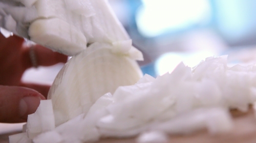 Xuống bếp làm cá kho mơ đường chua ngọt đãi cả nhà