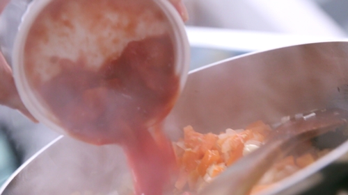 Xuống bếp làm cá kho mơ đường chua ngọt đãi cả nhà