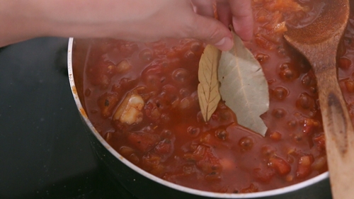 Xuống bếp làm cá kho mơ đường chua ngọt đãi cả nhà