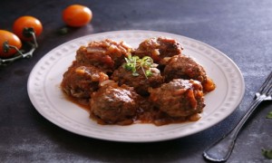 Xuống bếp làm cá kho mơ đường chua ngọt đãi cả nhà