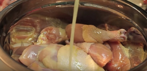 Xuống bếp làm chân gà hấp bia thơm giòn sần sật, ngon ứa nước miếng