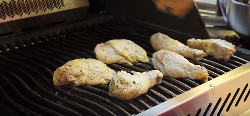 Xuống bếp làm chân gà hấp bia thơm giòn sần sật, ngon ứa nước miếng