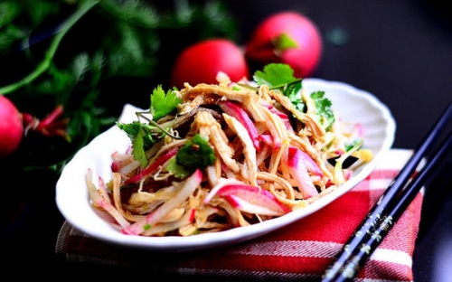 Xuống bếp làm mochi ngải cứu mềm mịn, ngon tuyệt mà lại chữa được bách bệnh