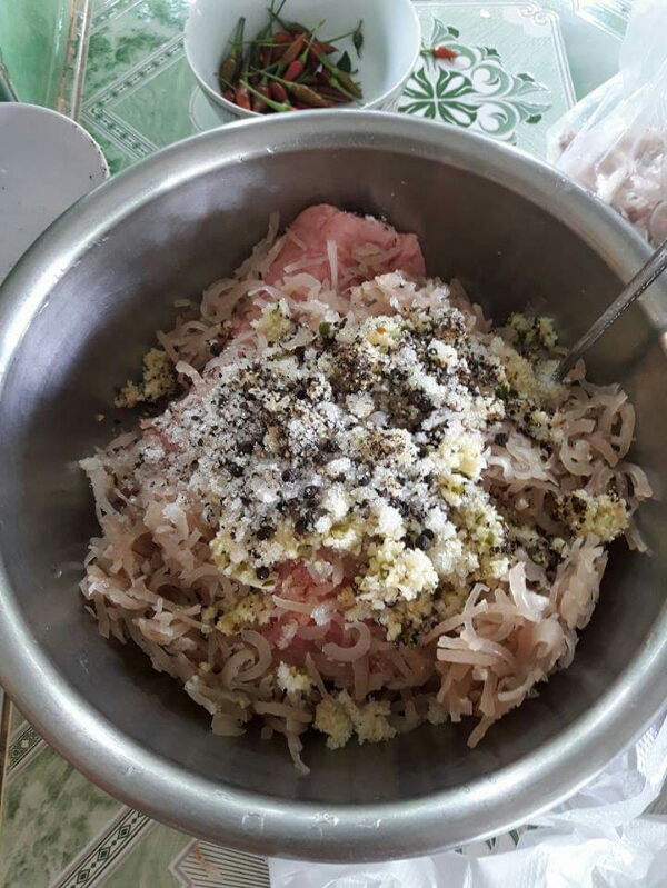 Xuống bếp làm ốc hương rang muối ớt phô mai đãi cả nhà