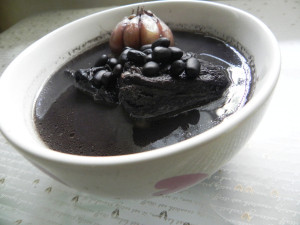 Xương đuôi heo hầm đậu đen