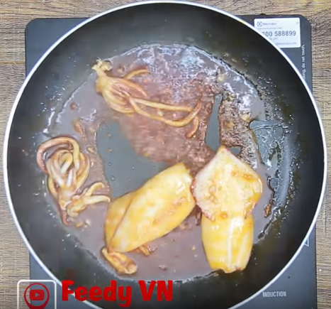 Xuýt xoa với thịt gà om rau củ cay cay nóng hổi vừa thổi vừa ăn