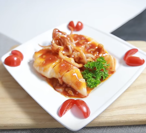 Xuýt xoa với thịt gà om rau củ cay cay nóng hổi vừa thổi vừa ăn