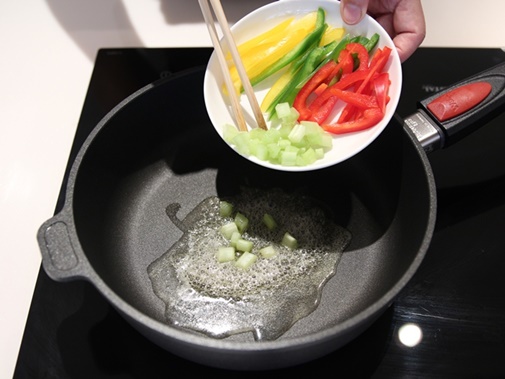 Yến mạch trộn hoa quả cho bữa sáng đầy năng lượng