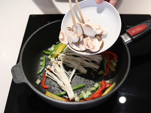 Yến mạch trộn hoa quả cho bữa sáng đầy năng lượng