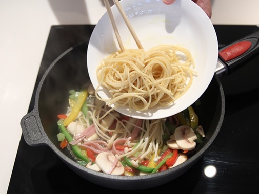 Yến mạch trộn hoa quả cho bữa sáng đầy năng lượng